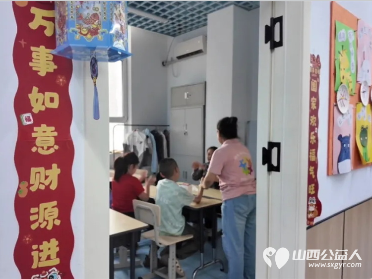 太原海归读书会书友们来太原灵星社区服务中心慰问这里的孤独症孩子大家为孩子们送来了不少礼物有玩具文具体育用品零食粮油等 - 第7张