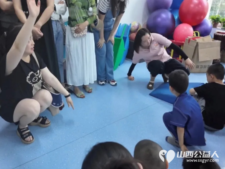 太原海归读书会书友们来太原灵星社区服务中心慰问这里的孤独症孩子大家为孩子们送来了不少礼物有玩具文具体育用品零食粮油等 - 第4张