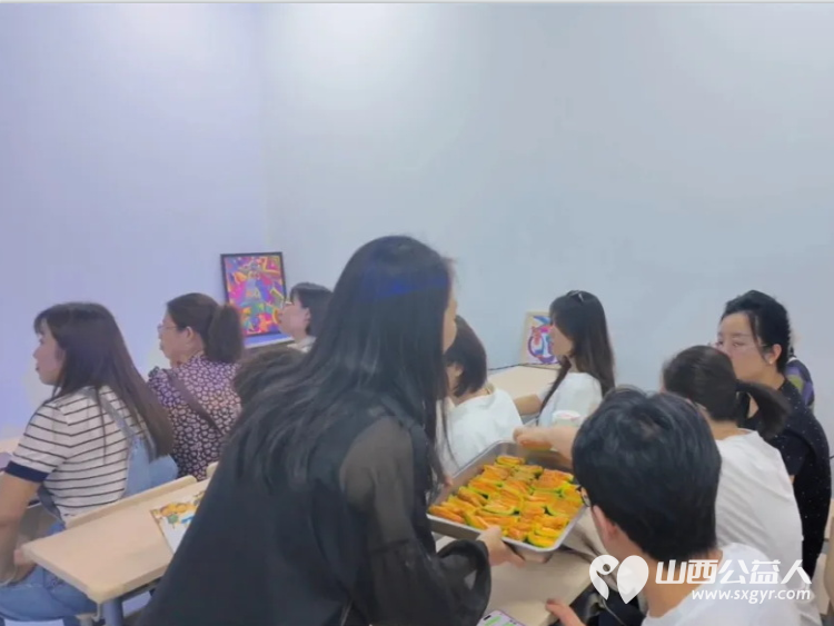 太原海归读书会书友们来太原灵星社区服务中心慰问这里的孤独症孩子大家为孩子们送来了不少礼物有玩具文具体育用品零食粮油等 - 第6张