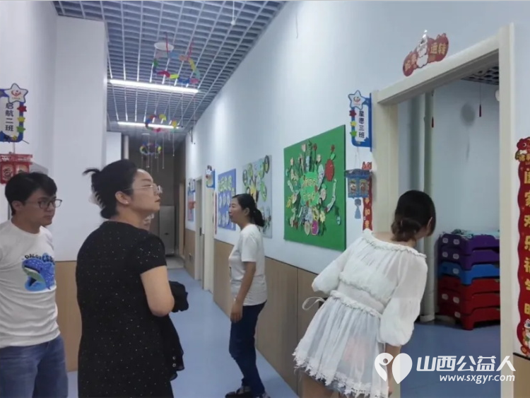 太原海归读书会书友们来太原灵星社区服务中心慰问这里的孤独症孩子大家为孩子们送来了不少礼物有玩具文具体育用品零食粮油等 - 第12张