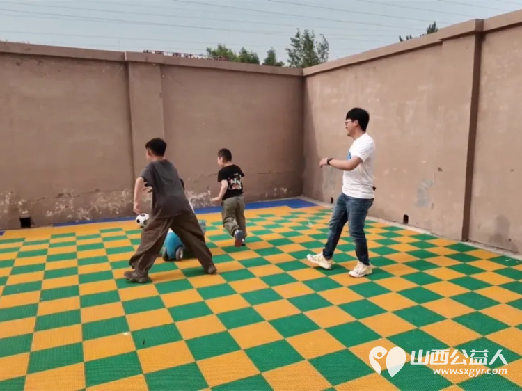 太原海归读书会书友们来太原灵星社区服务中心慰问这里的孤独症孩子大家为孩子们送来了不少礼物有玩具文具体育用品零食粮油等 - 第8张