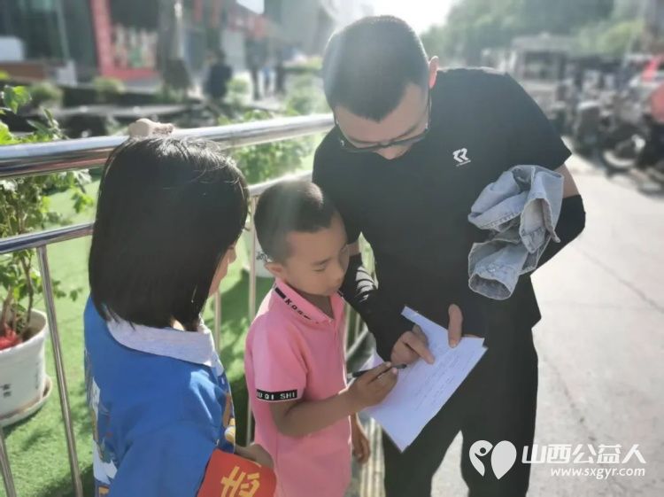 童心撑起一片晴太原市儿童友好促进会儿童公益专委会太原儿童给环卫工人爱心伞捐赠行动全记录感谢山西众植齿科医院为环卫工人捐献300把爱心伞 - 第13张 - 山西公益人 童心撑起一片晴太原市儿童友好促进会儿童公益专委会太原儿童给环卫工人爱心伞捐赠行动全记录感谢山西众植齿科医院为环卫工人捐献300把爱心伞 - 第13张