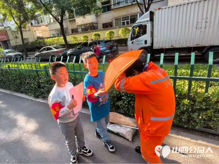 童心撑起一片晴太原市儿童友好促进会儿童公益专委会太原儿童给环卫工人爱心伞捐赠行动全记录感谢山西众植齿科医院为环卫工人捐献300把爱心伞 - 第6张 - 山西公益人 童心撑起一片晴太原市儿童友好促进会儿童公益专委会太原儿童给环卫工人爱心伞捐赠行动全记录感谢山西众植齿科医院为环卫工人捐献300把爱心伞 - 第6张