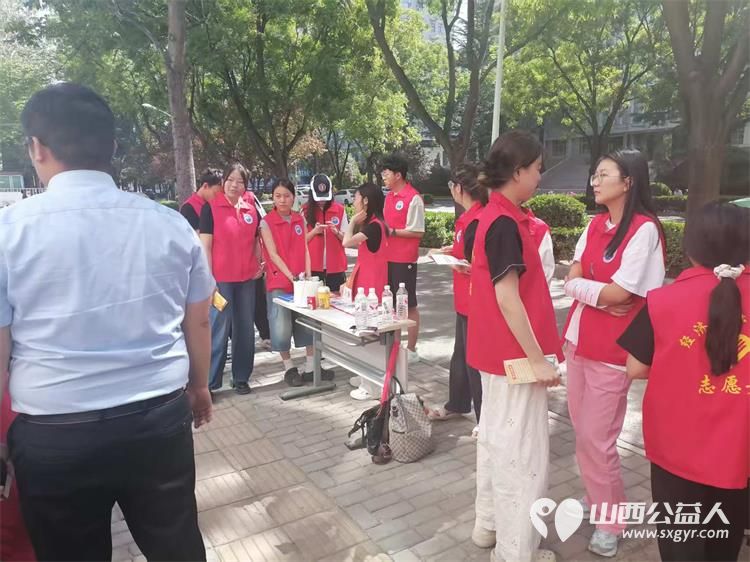 长治市阳光困境儿童帮扶协会5月19日组织志愿者开展志愿服务活动免费理发清理环境卫生 - 第2张 - 山西公益人 长治市阳光困境儿童帮扶协会5月19日组织志愿者开展志愿服务活动免费理发清理环境卫生 - 第2张