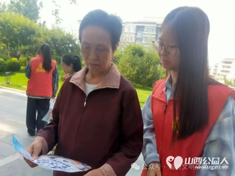 火红五月持续开展小行动推动大文明 临汾市文明交通志愿者协会持续开展文明交通进社区宣传活动 - 第2张 - 山西公益人 火红五月持续开展小行动推动大文明 临汾市文明交通志愿者协会持续开展文明交通进社区宣传活动 - 第2张