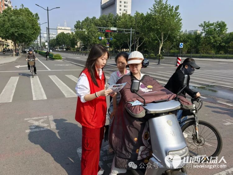 火红五月持续开展小行动推动大文明 临汾市文明交通志愿者协会持续开展文明交通进社区宣传活动 - 第7张 - 山西公益人 火红五月持续开展小行动推动大文明 临汾市文明交通志愿者协会持续开展文明交通进社区宣传活动 - 第7张