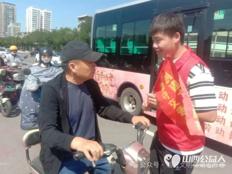 火红五月持续开展小行动推动大文明 临汾市文明交通志愿者协会持续开展文明交通进社区宣传活动 - 第10张 - 山西公益人 火红五月持续开展小行动推动大文明 临汾市文明交通志愿者协会持续开展文明交通进社区宣传活动 - 第10张