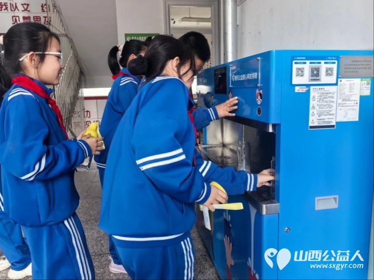 守护校园水健康爱心水杯暖童心——吕梁市离石区青年志愿者协会净水计划项目持续推进走进长治路小学凤山校区东关小学永宁校区为同学们发放爱心水杯 - 第5张 - 山西公益人 守护校园水健康爱心水杯暖童心——吕梁市离石区青年志愿者协会净水计划项目持续推进走进长治路小学凤山校区东关小学永宁校区为同学们发放爱心水杯 - 第5张