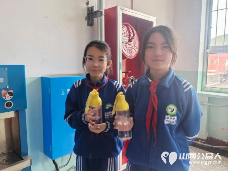 守护校园水健康爱心水杯暖童心——吕梁市离石区青年志愿者协会净水计划项目持续推进走进长治路小学凤山校区东关小学永宁校区为同学们发放爱心水杯 - 第4张 - 山西公益人 守护校园水健康爱心水杯暖童心——吕梁市离石区青年志愿者协会净水计划项目持续推进走进长治路小学凤山校区东关小学永宁校区为同学们发放爱心水杯 - 第4张