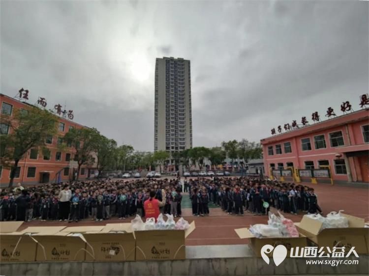 守护校园水健康爱心水杯暖童心——吕梁市离石区青年志愿者协会净水计划项目持续推进走进长治路小学凤山校区东关小学永宁校区为同学们发放爱心水杯 - 第7张 - 山西公益人 守护校园水健康爱心水杯暖童心——吕梁市离石区青年志愿者协会净水计划项目持续推进走进长治路小学凤山校区东关小学永宁校区为同学们发放爱心水杯 - 第7张
