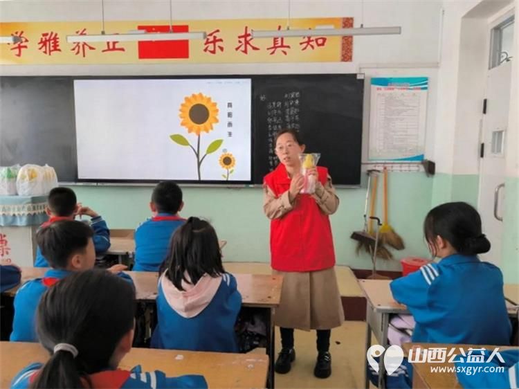守护校园水健康爱心水杯暖童心——吕梁市离石区青年志愿者协会净水计划项目持续推进走进长治路小学凤山校区东关小学永宁校区为同学们发放爱心水杯 - 第2张 - 山西公益人 守护校园水健康爱心水杯暖童心——吕梁市离石区青年志愿者协会净水计划项目持续推进走进长治路小学凤山校区东关小学永宁校区为同学们发放爱心水杯 - 第2张