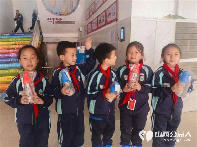 守护校园水健康爱心水杯暖童心——吕梁市离石区青年志愿者协会净水计划项目持续推进走进长治路小学凤山校区东关小学永宁校区为同学们发放爱心水杯 - 第3张 - 山西公益人 守护校园水健康爱心水杯暖童心——吕梁市离石区青年志愿者协会净水计划项目持续推进走进长治路小学凤山校区东关小学永宁校区为同学们发放爱心水杯 - 第3张