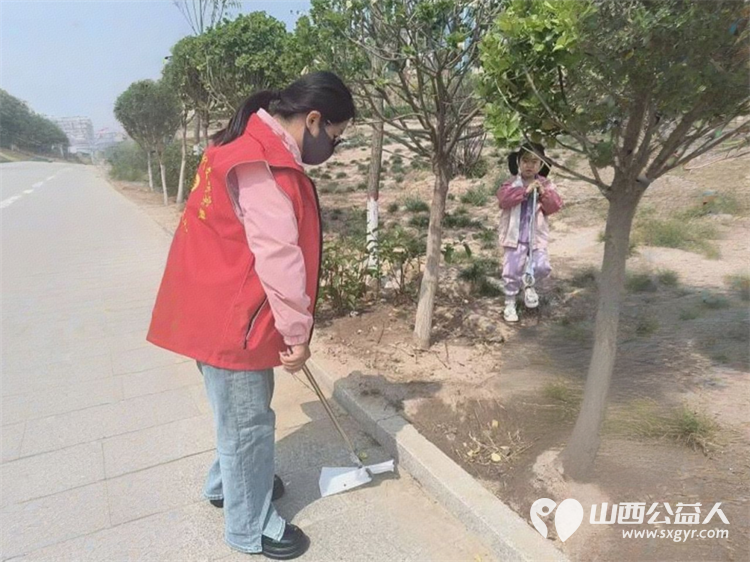文水爱心帮扶志愿者协会志愿者用行动守护文峪河的纯净弯腰拾起河边的白色垃圾每一份努力都在为母亲河焕新颜 - 第2张 - 山西公益人 文水爱心帮扶志愿者协会志愿者用行动守护文峪河的纯净弯腰拾起河边的白色垃圾每一份努力都在为母亲河焕新颜 - 第2张