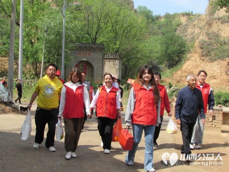 情暖端午爱洒韩沟——忻州春晖公益团队志愿者去忻府区豆罗镇韩沟村下佐村慰问五户孤寡老人送上粽子、米面、生活用品 - 第3张