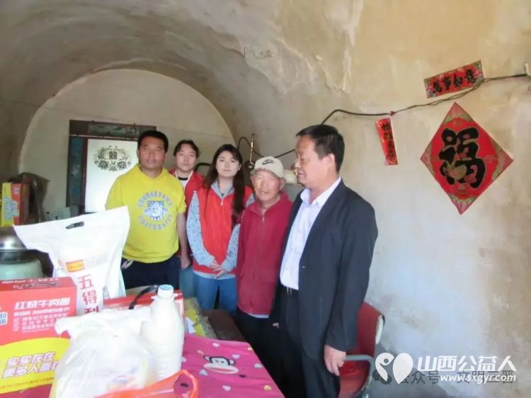 情暖端午爱洒韩沟——忻州春晖公益团队志愿者去忻府区豆罗镇韩沟村下佐村慰问五户孤寡老人送上粽子、米面、生活用品 - 第6张