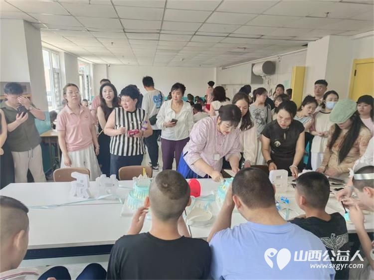 感谢悦善美医疗美容等爱心企业的爱心人士带着肉面蛋糕等礼物来到太原市灵星孤独症孩子康复中心为孩子们过集体生日吃香甜美味的蛋糕和饺子 - 第2张