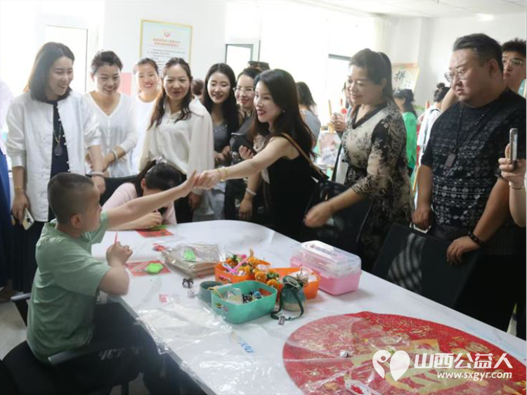 感谢悦善美医疗美容等爱心企业的爱心人士带着肉面蛋糕等礼物来到太原市灵星孤独症孩子康复中心为孩子们过集体生日吃香甜美味的蛋糕和饺子 - 第3张