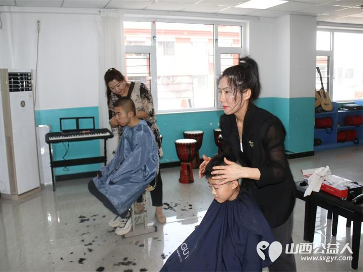 感谢悦善美医疗美容等爱心企业的爱心人士带着肉面蛋糕等礼物来到太原市灵星孤独症孩子康复中心为孩子们过集体生日吃香甜美味的蛋糕和饺子 - 第7张
