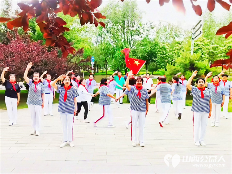 忻州市四源舞队的老顽童们相约一起重拾儿时记忆头扎红稠花胸前带着红领巾唱着儿歌跳着优美的舞蹈回味童年那份难忘的纯真与美好 - 第5张 - 山西公益人 忻州市四源舞队的老顽童们相约一起重拾儿时记忆头扎红稠花胸前带着红领巾唱着儿歌跳着优美的舞蹈回味童年那份难忘的纯真与美好 - 第5张