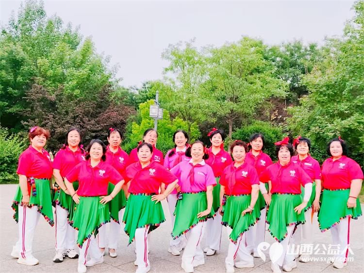 忻州市四源舞队的老顽童们相约一起重拾儿时记忆头扎红稠花胸前带着红领巾唱着儿歌跳着优美的舞蹈回味童年那份难忘的纯真与美好 - 第7张 - 山西公益人 忻州市四源舞队的老顽童们相约一起重拾儿时记忆头扎红稠花胸前带着红领巾唱着儿歌跳着优美的舞蹈回味童年那份难忘的纯真与美好 - 第7张