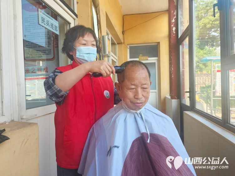 介休市敬老协会5月24日敬老爱老助老活动在龙凤镇峪子村服务老人为村里所有老人们爱心理发义诊 - 第3张 - 山西公益人 介休市敬老协会5月24日敬老爱老助老活动在龙凤镇峪子村服务老人为村里所有老人们爱心理发义诊 - 第3张
