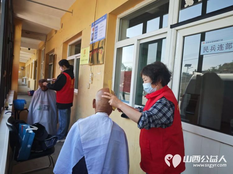 介休市敬老协会5月24日敬老爱老助老活动在龙凤镇峪子村服务老人为村里所有老人们爱心理发义诊 - 第4张 - 山西公益人 介休市敬老协会5月24日敬老爱老助老活动在龙凤镇峪子村服务老人为村里所有老人们爱心理发义诊 - 第4张