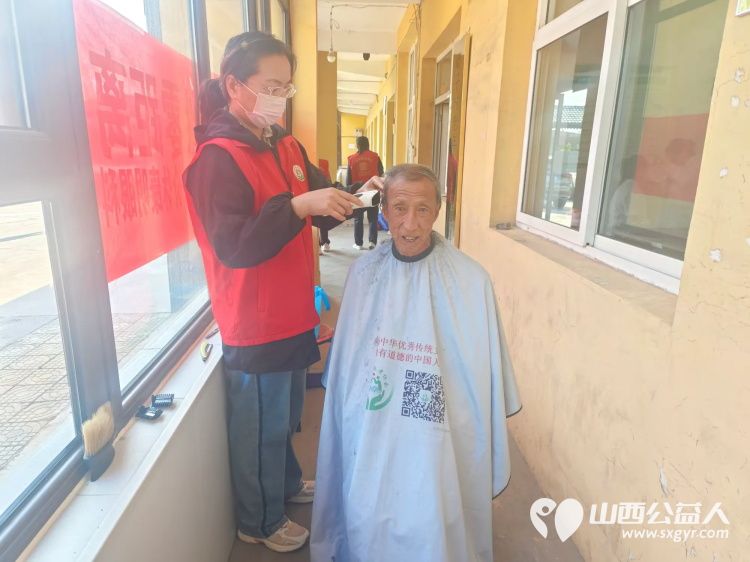 介休市敬老协会5月24日敬老爱老助老活动在龙凤镇峪子村服务老人为村里所有老人们爱心理发义诊 - 第5张 - 山西公益人 介休市敬老协会5月24日敬老爱老助老活动在龙凤镇峪子村服务老人为村里所有老人们爱心理发义诊 - 第5张