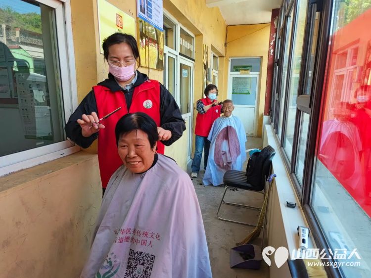 介休市敬老协会5月24日敬老爱老助老活动在龙凤镇峪子村服务老人为村里所有老人们爱心理发义诊 - 第6张 - 山西公益人 介休市敬老协会5月24日敬老爱老助老活动在龙凤镇峪子村服务老人为村里所有老人们爱心理发义诊 - 第6张