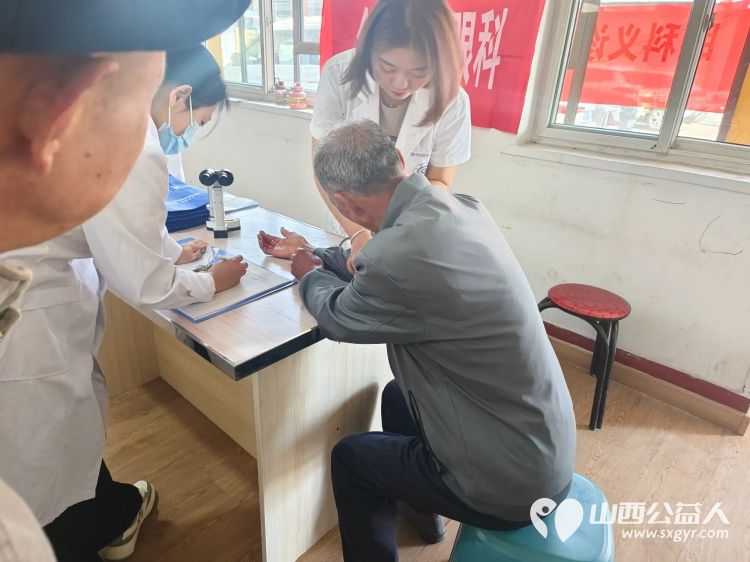 介休市敬老协会5月24日敬老爱老助老活动在龙凤镇峪子村服务老人为村里所有老人们爱心理发义诊 - 第9张 - 山西公益人 介休市敬老协会5月24日敬老爱老助老活动在龙凤镇峪子村服务老人为村里所有老人们爱心理发义诊 - 第9张