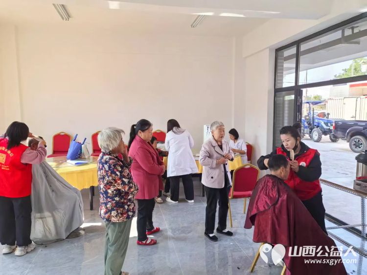 介休市敬老协会敬老爱老助老活动5月24日在龙凤镇西宋壁村举办给老人们理发测视力量血压 - 第3张 - 山西公益人 介休市敬老协会敬老爱老助老活动5月24日在龙凤镇西宋壁村举办给老人们理发测视力量血压 - 第3张