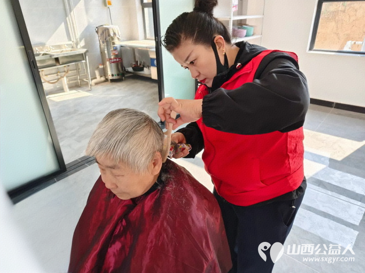 介休市敬老协会敬老爱老助老活动5月24日在龙凤镇西宋壁村举办给老人们理发测视力量血压 - 第4张 - 山西公益人 介休市敬老协会敬老爱老助老活动5月24日在龙凤镇西宋壁村举办给老人们理发测视力量血压 - 第4张