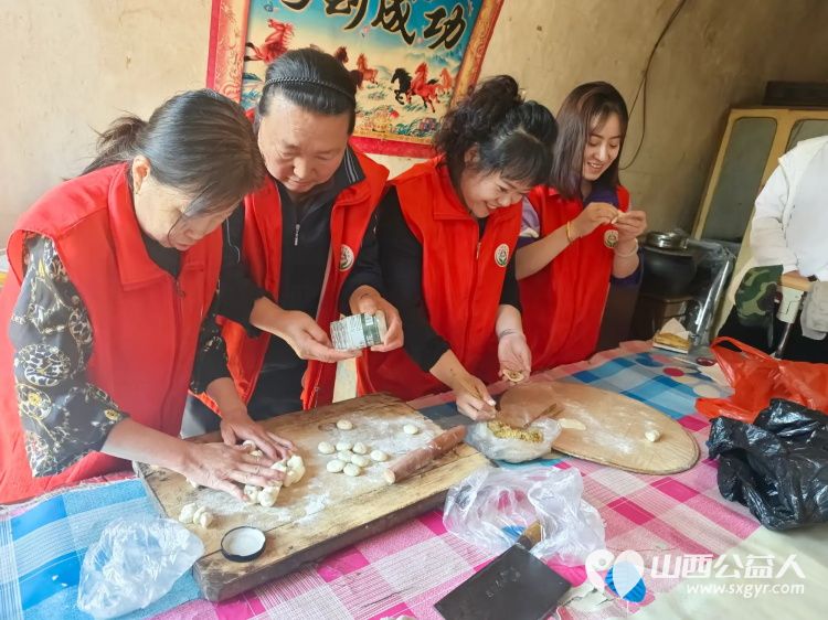 介休市敬老协会孝善行活动走进龙凤镇峪子村82岁特困杜宏奎老人家为老人理发打扫室内外卫生包饺子 - 第8张 - 山西公益人 介休市敬老协会孝善行活动走进龙凤镇峪子村82岁特困杜宏奎老人家为老人理发打扫室内外卫生包饺子 - 第8张
