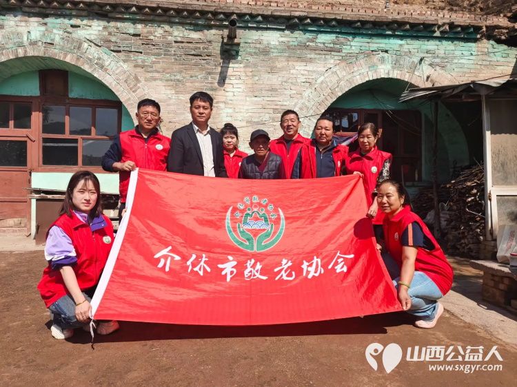 介休市敬老协会孝善行活动走进龙凤镇峪子村82岁特困杜宏奎老人家为老人理发打扫室内外卫生包饺子 - 第1张 - 山西公益人 介休市敬老协会孝善行活动走进龙凤镇峪子村82岁特困杜宏奎老人家为老人理发打扫室内外卫生包饺子 - 第1张