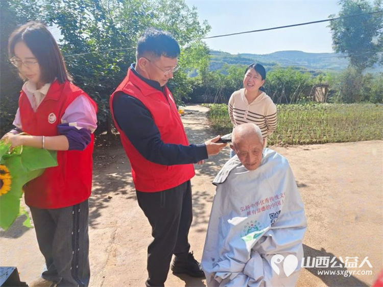 介休市敬老协会孝善行活动走进龙凤镇峪子村82岁特困杜宏奎老人家为老人理发打扫室内外卫生包饺子 - 第3张 - 山西公益人 介休市敬老协会孝善行活动走进龙凤镇峪子村82岁特困杜宏奎老人家为老人理发打扫室内外卫生包饺子 - 第3张