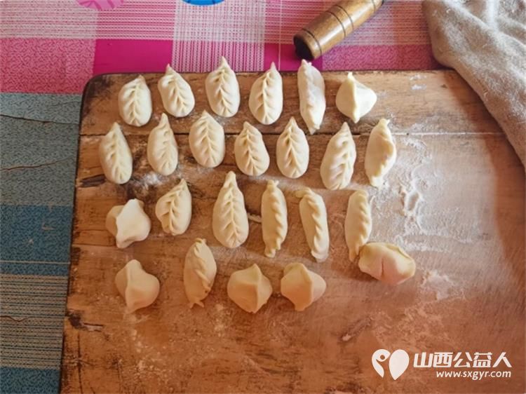 介休市敬老协会孝善行活动走进龙凤镇峪子村82岁特困杜宏奎老人家为老人理发打扫室内外卫生包饺子 - 第9张 - 山西公益人 介休市敬老协会孝善行活动走进龙凤镇峪子村82岁特困杜宏奎老人家为老人理发打扫室内外卫生包饺子 - 第9张