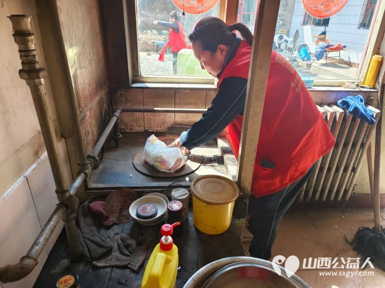 介休市敬老协会敬老爱老助老活动在龙凤镇峪子村入户75岁特困宋志英老人家中为老人打扫卫生、做饭包饺子 - 第17张 - 山西公益人 介休市敬老协会敬老爱老助老活动在龙凤镇峪子村入户75岁特困宋志英老人家中为老人打扫卫生、做饭包饺子 - 第17张