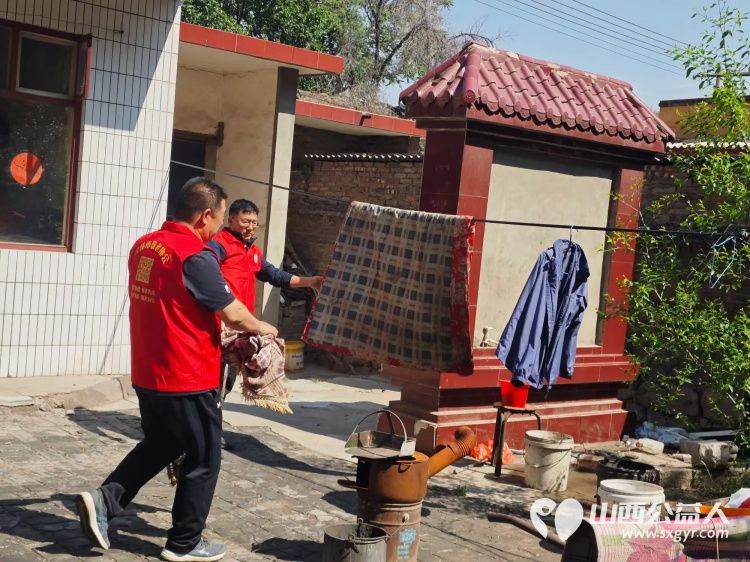 介休市敬老协会敬老爱老助老活动在龙凤镇峪子村入户75岁特困宋志英老人家中为老人打扫卫生、做饭包饺子 - 第9张 - 山西公益人 介休市敬老协会敬老爱老助老活动在龙凤镇峪子村入户75岁特困宋志英老人家中为老人打扫卫生、做饭包饺子 - 第9张