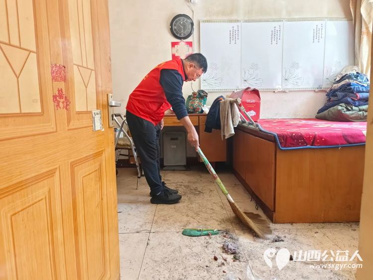 介休市敬老协会敬老爱老助老活动在龙凤镇峪子村入户75岁特困宋志英老人家中为老人打扫卫生、做饭包饺子 - 第5张 - 山西公益人 介休市敬老协会敬老爱老助老活动在龙凤镇峪子村入户75岁特困宋志英老人家中为老人打扫卫生、做饭包饺子 - 第5张