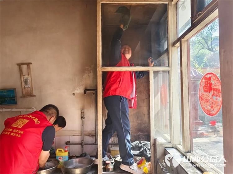 介休市敬老协会敬老爱老助老活动在龙凤镇峪子村入户75岁特困宋志英老人家中为老人打扫卫生、做饭包饺子 - 第2张 - 山西公益人 介休市敬老协会敬老爱老助老活动在龙凤镇峪子村入户75岁特困宋志英老人家中为老人打扫卫生、做饭包饺子 - 第2张