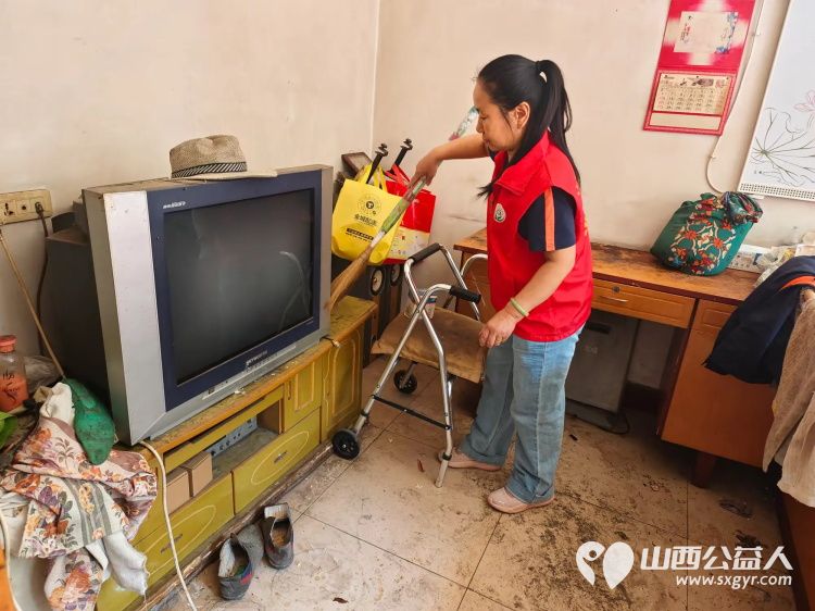 介休市敬老协会敬老爱老助老活动在龙凤镇峪子村入户75岁特困宋志英老人家中为老人打扫卫生、做饭包饺子 - 第13张 - 山西公益人 介休市敬老协会敬老爱老助老活动在龙凤镇峪子村入户75岁特困宋志英老人家中为老人打扫卫生、做饭包饺子 - 第13张
