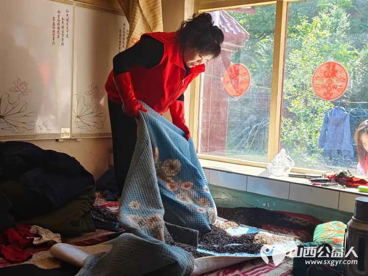 介休市敬老协会敬老爱老助老活动在龙凤镇峪子村入户75岁特困宋志英老人家中为老人打扫卫生、做饭包饺子 - 第10张 - 山西公益人 介休市敬老协会敬老爱老助老活动在龙凤镇峪子村入户75岁特困宋志英老人家中为老人打扫卫生、做饭包饺子 - 第10张