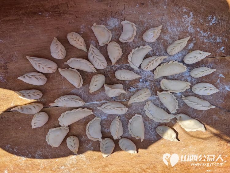 介休市敬老协会敬老爱老助老活动在龙凤镇峪子村入户75岁特困宋志英老人家中为老人打扫卫生、做饭包饺子 - 第16张 - 山西公益人 介休市敬老协会敬老爱老助老活动在龙凤镇峪子村入户75岁特困宋志英老人家中为老人打扫卫生、做饭包饺子 - 第16张