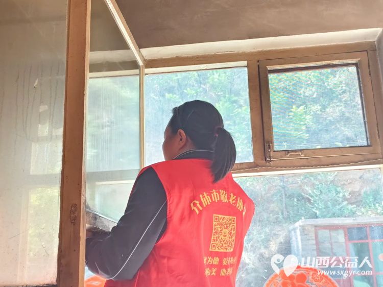 介休市敬老协会敬老爱老助老活动在龙凤镇峪子村入户75岁特困宋志英老人家中为老人打扫卫生、做饭包饺子 - 第3张 - 山西公益人 介休市敬老协会敬老爱老助老活动在龙凤镇峪子村入户75岁特困宋志英老人家中为老人打扫卫生、做饭包饺子 - 第3张