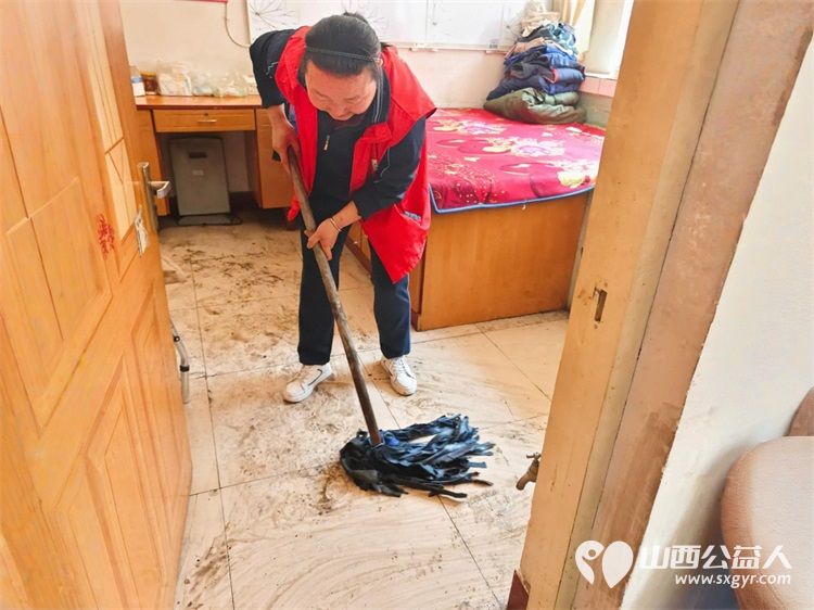 介休市敬老协会敬老爱老助老活动在龙凤镇峪子村入户75岁特困宋志英老人家中为老人打扫卫生、做饭包饺子 - 第6张 - 山西公益人 介休市敬老协会敬老爱老助老活动在龙凤镇峪子村入户75岁特困宋志英老人家中为老人打扫卫生、做饭包饺子 - 第6张