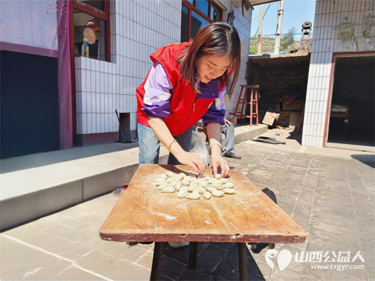 介休市敬老协会敬老爱老助老活动在龙凤镇峪子村入户75岁特困宋志英老人家中为老人打扫卫生、做饭包饺子 - 第14张 - 山西公益人 介休市敬老协会敬老爱老助老活动在龙凤镇峪子村入户75岁特困宋志英老人家中为老人打扫卫生、做饭包饺子 - 第14张