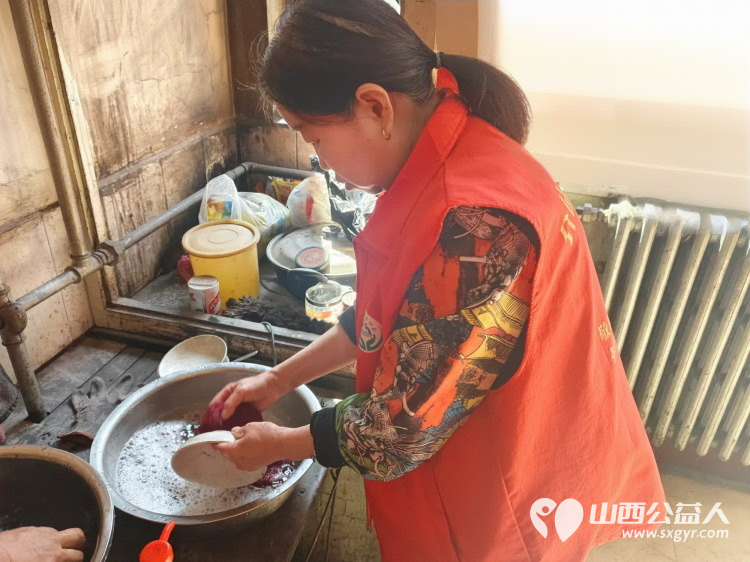 介休市敬老协会敬老爱老助老活动在龙凤镇峪子村入户75岁特困宋志英老人家中为老人打扫卫生、做饭包饺子 - 第11张 - 山西公益人 介休市敬老协会敬老爱老助老活动在龙凤镇峪子村入户75岁特困宋志英老人家中为老人打扫卫生、做饭包饺子 - 第11张