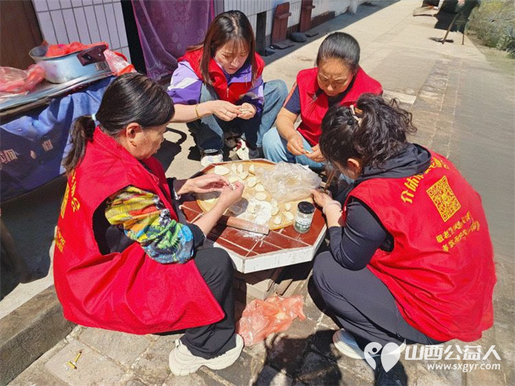 介休市敬老协会敬老爱老助老活动在龙凤镇峪子村入户75岁特困宋志英老人家中为老人打扫卫生、做饭包饺子 - 第15张 - 山西公益人 介休市敬老协会敬老爱老助老活动在龙凤镇峪子村入户75岁特困宋志英老人家中为老人打扫卫生、做饭包饺子 - 第15张