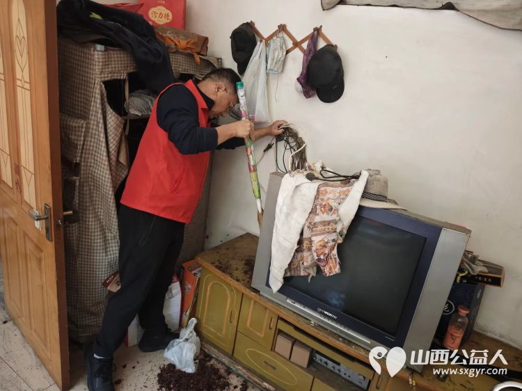 介休市敬老协会敬老爱老助老活动在龙凤镇峪子村入户75岁特困宋志英老人家中为老人打扫卫生、做饭包饺子 - 第12张 - 山西公益人 介休市敬老协会敬老爱老助老活动在龙凤镇峪子村入户75岁特困宋志英老人家中为老人打扫卫生、做饭包饺子 - 第12张