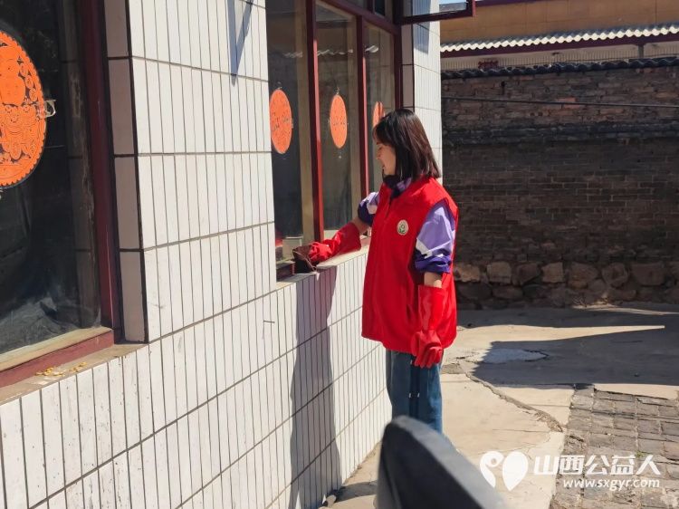 介休市敬老协会敬老爱老助老活动在龙凤镇峪子村入户75岁特困宋志英老人家中为老人打扫卫生、做饭包饺子 - 第4张 - 山西公益人 介休市敬老协会敬老爱老助老活动在龙凤镇峪子村入户75岁特困宋志英老人家中为老人打扫卫生、做饭包饺子 - 第4张