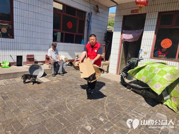介休市敬老协会敬老爱老助老活动在龙凤镇峪子村入户75岁特困宋志英老人家中为老人打扫卫生、做饭包饺子 - 第8张 - 山西公益人 介休市敬老协会敬老爱老助老活动在龙凤镇峪子村入户75岁特困宋志英老人家中为老人打扫卫生、做饭包饺子 - 第8张